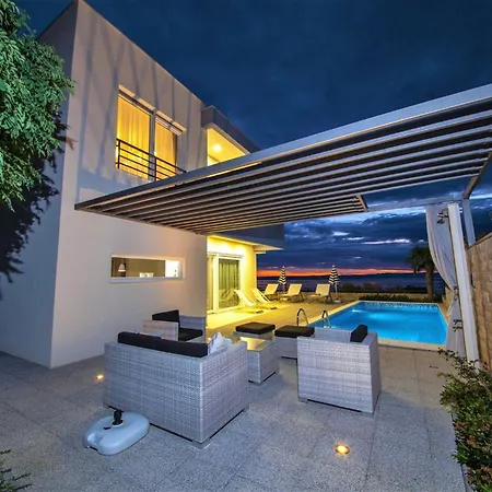 Blue With Pool And Sea View Makarska